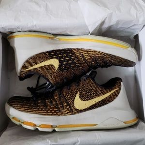 Nike "KD 8" Basketball Shoe